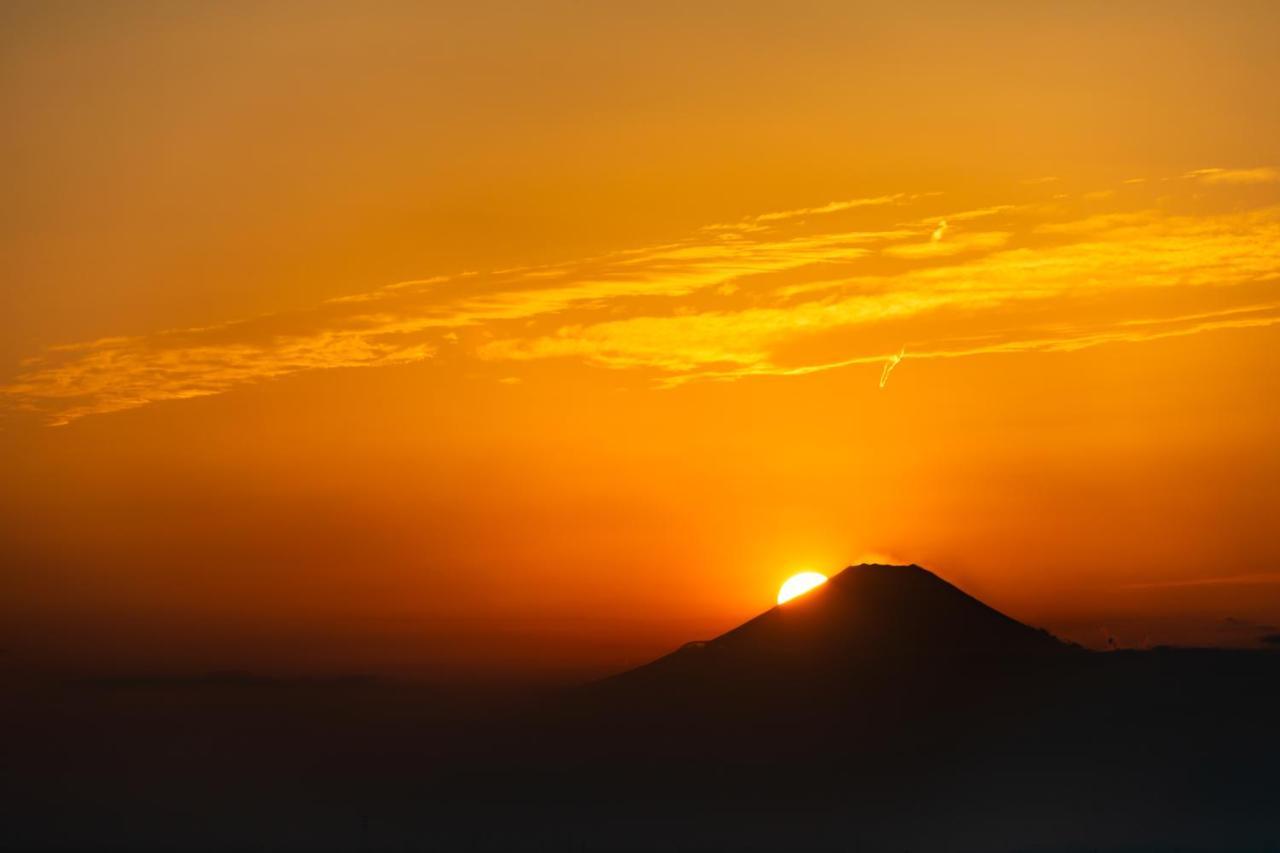 Oakwood Suites Yokohama Yokohama  Exterior foto Sunset over Mount Apo