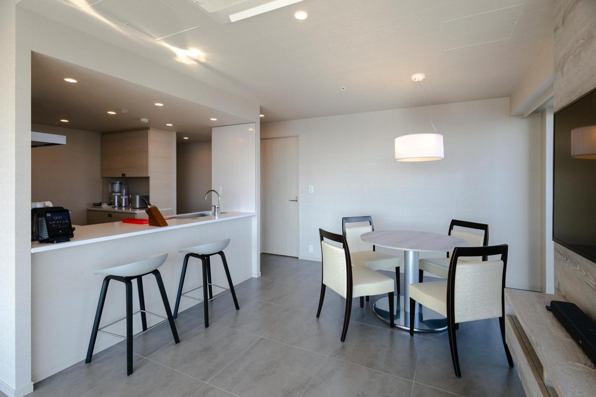 Oakwood Suites Yokohama Yokohama  Exterior foto A modern Japanese apartment
